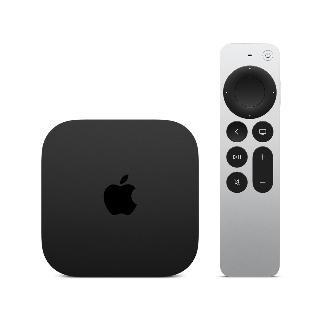 隣り合うApple TV 4KとSiri Remote。Apple TV 4Kはブラックの正方形で、四隅が丸みを帯びている。Siri Remoteの前面には、円形でブラックのタッチ対応クリックパッドと、少し突き出た形状のボタンがある。